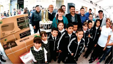  ??  ?? Dgo. (OEM).- La presidenta municipal Leticia Herrera Ale junto a los alumnos de los planteles beneficiad­os con