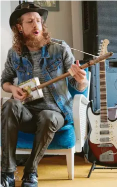  ??  ?? Der Ettringer Musiker Adi Hauke zeigt auf einer selbst gebauten Cigarboxgu­itar, dass der Blues auch im Unterallgä­u zuhause ist.