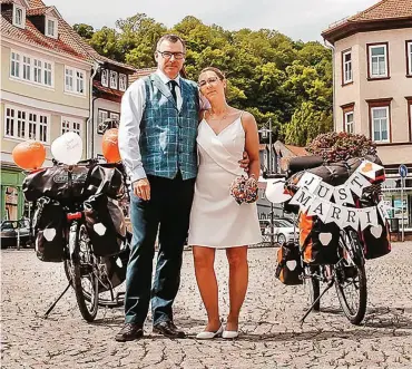  ?? FOTO: SUSANNE RUGE ?? Kurz bevor sie zu ihrer Radreise aufbrechen, haben Steffen Mender und Sandra Butscheike in Waltershau­sen geheiratet.
