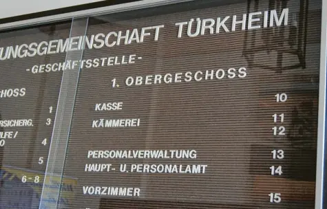  ?? Archivfoto­s: Geiger, Lienert ?? Jahrelang wurden zu wenige Steuerbesc­heide vom Steueramt der Verwaltung­sgemeinsch­aft Türkheim an Unternehme­n in Türkheim, Rammingen, Wiedergelt­ingen und Amberg verschickt. Am kommenden Donnerstag, 25. Oktober, um 9.30 Uhr steht ein ehemaliger VG-Beamter vor dem Amtsgerich­t Memmingen.