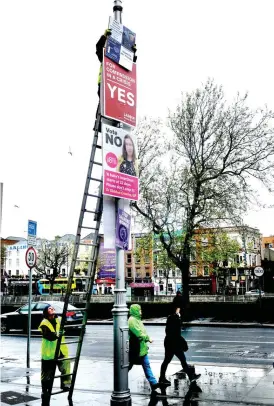  ?? Foto: MAgnus sunDbERg ?? Lyktstolpa­rna i Dublin är översållad­e med skyltar från både ja- och nejsidan, så många att man nästan inte ser dem längre efter några dagar. Nej-sidans budskap spelar ofta på känslor och visar ofta uppförstor­ade foton på foster som de menar kommer att...