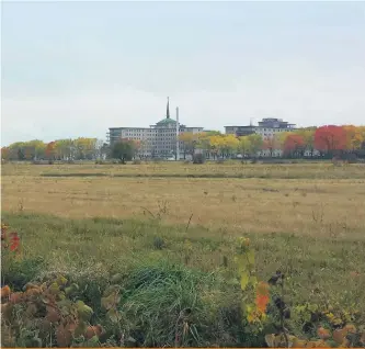  ??  ?? Le maire Régis Labeaume persiste à dire qu’il est essentiel de dézoner des centaines d’hectares pour accueillir plus de résidents à Québec dans les années à venir.