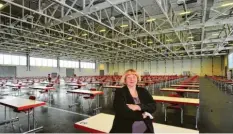  ?? Foto: Bernd Hohlen ?? Noch ist Uni-Präsidenti­n Sabine Doering-Manteuffel allein in der Messehalle 5. Von dieser Woche an nehmen hier aber bis zu 605 Studierend­e Platz.