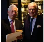  ??  ?? Honoré. Mario Vargas Llosa (à g.) avec Bernard Magrez à Paris, le 3 octobre.