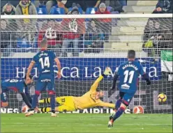  ??  ?? ALEGRÍA AZULGRANA. Rivera marcó el gol del triunfo desde la frontal.