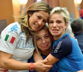  ??  ?? Gioco di squadra da sinistra, Loredana Trigilia, Andrea Mogos e Bebe Vio dopo la vittoria