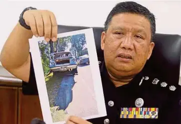  ??  ?? ASMADI menunjukka­n gambar muatan lori yang membahayak­an pengguna jalan raya pada sidang media di IPD Ipoh, semalam.