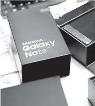  ??  ?? TELEFON pintar Galaxy Note 7 yang ditarik balik ditunjukka­n di ibu pejabat syarikat di Seoul, baru-baru ini. — Gambar Reuters