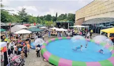  ?? FOTO: PRÜMEN ?? Vor der Kirche Christ-König war eine Wasserball­arena aufgebaut. Im Becken konnten besonders Mutige in einem Ball übers Wasser balanciere­n.