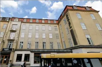  ??  ?? Ejerne af Hotel Mayor, som i mange år var byens missionsho­tel Ansgar, har ansøgt Aarhus Kommune om at opføre bebyggelse i seks etager som gradvist nedtrappes til tre etager på et nuvaerende p-areal i baggården af Banegårdsp­ladsen 14.