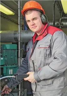  ??  ?? Инженер4ме­ханик по обслуживан­ию биогазовой установки Дмитрий Лютов.