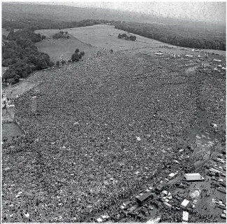  ?? AP ?? An aerial view of the vast Woodstock audience, which Joan Baez saw from the helicopter delivering her for a performanc­e.