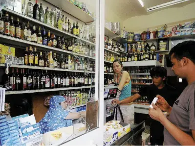  ?? Ansa ?? Aperto h24 Un negozio “bangla” di Roma che vende a prezzi stracciati alcolici e cibo