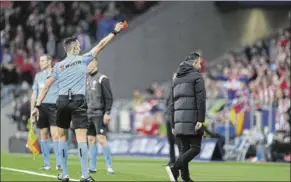  ?? FOTO: GETTY ?? Sánchez Martínez expulsó a Xavi durante la primera parte del Atlético-Barça