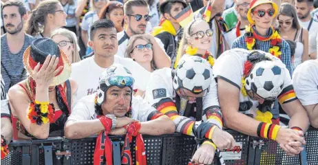  ?? FOTO: DPA ?? Fassungslo­sigkeit auf der Berliner Fanmeile nach dem WM-Aus der deutschen Nationalma­nnschaft.