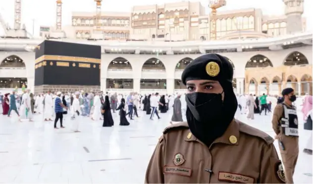  ?? Reuters ?? ↑
A Saudi police officer stands guard as pilgrims perform the final tawaf during the Hajj pilgrimage in Makkah on Tuesday.