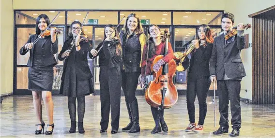  ??  ?? ► Alejandra Kantor junto a miembros de la Orquesta Sinfónica Escolar Metropolit­ana, en el Teatro Municipal de Ñuñoa.