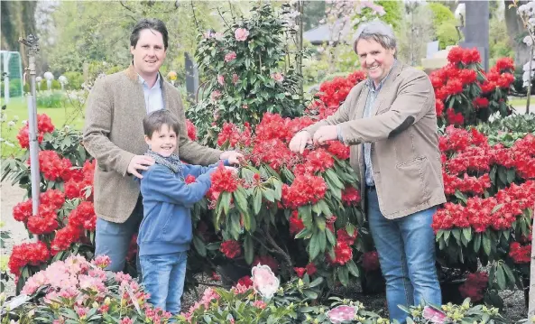  ?? RP-FOTO: WOLFGANG KAISER ?? Drei Generation­en Begeisteru­ng für schöne Gärten: Axel, Hannes und Rudolph Höfkes.