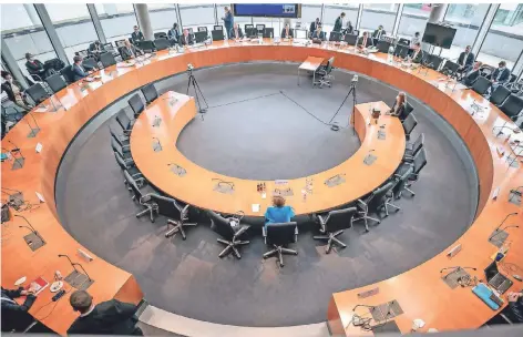  ?? FOTO: MICHAEL KAPPELER/DPA ?? Im Mittelpunk­t: Bundeskanz­lerin Angela Merkel sagt beim Wirecard-Untersuchu­ngsausschu­ss als Zeugin aus.