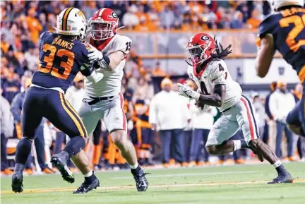  ?? AP PHOTO/WADE PAYNE ?? Georgia running back James Cook carries the ball during the second half of the Bulldogs’ 41-17 win at Tennessee on Saturday.