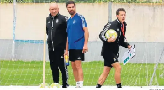  ?? ALBERTO DOMÍNGUEZ ?? Claudio Barragán observa una sesión de entrenamie­ntos dirigida por su preparador físico.