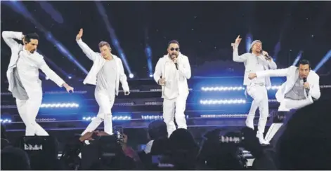  ??  ?? Kevin Richardson, Nick Carter, A. J. McLean, Brian Littrell y Howie Dorough (de izq. a der.): el quinteto desplegand­o baile y canto en su retorno a la Ciudad Jardín.