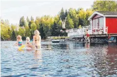  ?? FOTO: MARKUS SCHWARZE/CASAMUNDO ?? Erfrischun­g inklusive: Ferienhaus­urlauber schätzen meist auch die direkte Lage am Wasser.