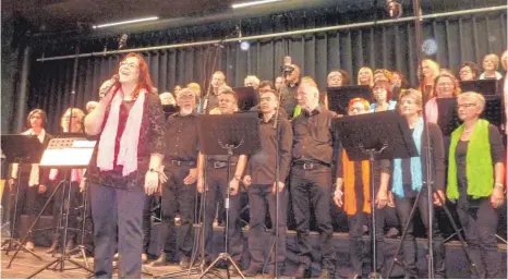  ?? FOTO: JOSEF SCHNEIDER ?? Mit einem Jubiläumsk­onzert in der Kübelesbuc­khalle in Rindelbach hat der Chor „Intonata“am Samstagabe­nd sein 20-jähriges Bestehen gefeiert.