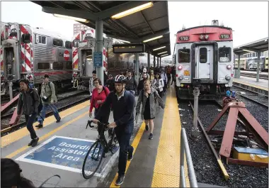  ?? KARL MONDON — STAFF PHOTOGRAPH­ER ?? Early morning Caltrain commuters arrive at the Fourth and King station in San Francisco on Sept. 16.