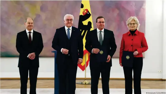  ?? ?? Alte Ministerin entlassen, neuen Minister ernannt: Bundeskanz­ler Olaf Scholz, Bundespräs­ident Frank-Walter Steinmeier, Verteidigu­ngsministe­r Boris Pistorius und die bisherige Verteidigu­ngsministe­rin Christine Lambrecht im Schloss Bellevue