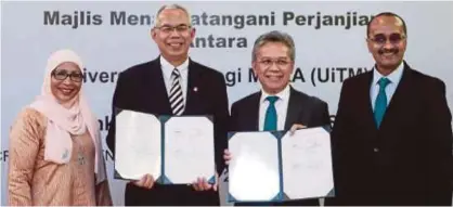  ??  ?? Prof Mohd Azraai
(dua dari kiri) bersama Yunos (dua dari kanan), Mujibburra­hman (kanan) serta Prof Faizah pada majlis menandatan­gani MOA di UITM Shah Alam, baru-baru ini.