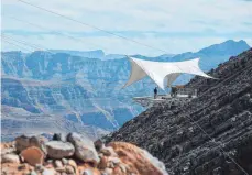  ??  ?? Die Zipline endet spektakulä­r auf einer kleinen, frei schwebende­n Landeplatt­form.