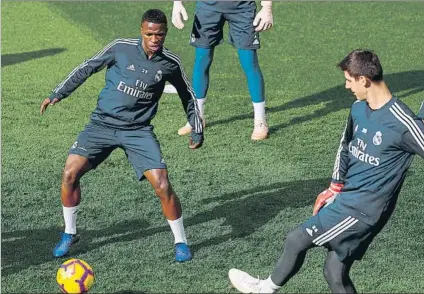  ?? FOTO: EFE ?? Vinicius apunta al banquillo en el encuentro ante el Real Valladolid esta tarde en el Santiago Bernabéu