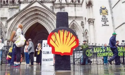  ?? ?? Protesters gather outside the high court in London in July over Shell oil spills in the Niger delta. Photograph: Vuk Valcic/Zuma Press Wire/ Shuttersto­ck
