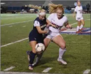  ?? AUSTIN HERTZOG - DIGITAL FIRST MEDIA ?? Spring-Ford’s Jill Quigley, left, and Boyertown’s Bria Smith battle for the ball along the sideline.