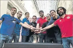  ??  ?? Jugadores de los ocho equipos, en el sorteo de la Copa del Rey