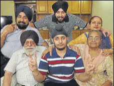  ?? PARDEEP PANDIT/HT ?? District topper Prabhpreet Singh Sodhi with his family in Jalandhar on Sunday.