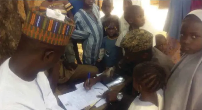  ??  ?? Field officers registerin­g under-five children in Papa Ward during the house-to-house birth registrati­on exercise in Bauchi...recently