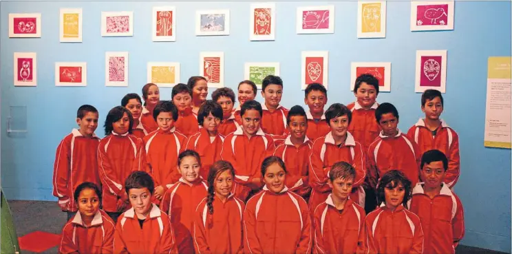  ??  ?? Big honour: Room 9 from Ngati Toa School in front of the exhibition Kaitiaki.