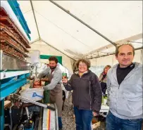  ??  ?? L’associatio­n des agriculteu­rs du PNR des Préalpes d’Azur (de gauche à droite : Davide Fabbri à l’initiative du projet, Claude Martin et le président Stéphane Maillard) est déterminée à acquérir un pressoir mobile. (Photo J. Dieren)