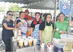  ??  ?? MARI SINGGAH: Gerai menjual cendol menanti pelanggan.