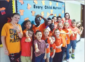  ?? NEWS PHOTO TIM KALINOWSKI ?? Students all over the city marked Orange Shirt Day to raise awareness of the negative effects of Canada's residentia­l school system on First Nations peoples. Pictured: Students at St. Michael's Elementary School show off their Orange Shirt Day T-shirts...