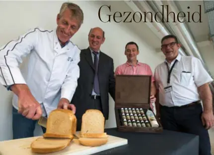  ?? FOTO JORIS HERREGODS ?? Philip Van Hoornick, Edwig Goossens, Andy Verroeye en Bart Geurden met het brood en de doos vol kruiden voor patiënten om te testen.