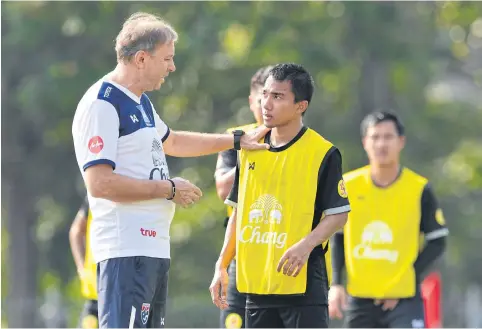  ??  ?? Thailand coach Milovan Rajevac, left, talks to midfielder Chanathip Songkrasin during a training session yesterday.