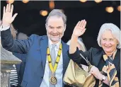  ?? FOTO: DPA ?? Historiker Timothy Garton Ash und seine Ehefrau Danuta nach der Preisverle­ihung in Aachen.