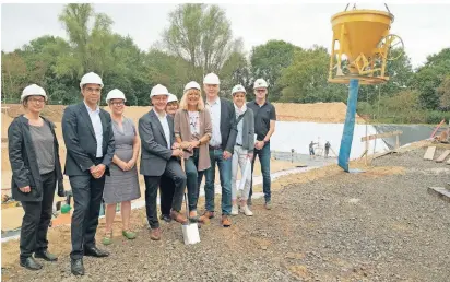  ?? FOTO: STADT KRE-
FELD ?? Würdigten den Stand der Ar
beiten: Vertreter der Robert-Jungk-Gesamtschu­le, der
Stadt Krefeld und der Bürgermeis­ter von Kerken. Der Erweiterun­gsbau soll planmäßig 2020
fertig werden. Besonderer Hingucker wird der Schulhof mit einer transparen­ten Glaswand zum Schulgebäu­de hin sein. Neu für Krefeld:
eine Keramikfas­sade und versetzbar­e Innenwände im Innern des Schulgebäu­des.