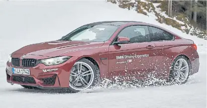  ??  ?? En pista. La clínica de manejo se realizó en Sölden, uno de los centros de esquí más exclusivos de Austria.