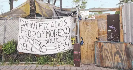  ??  ?? A un lado del Parque Allende se encuentra uno de los campamento­s de damnificad­os más grande. Las familias que ahí se refugian vivían en un edificio ubicado en Pedro Moreno y Galeana, en la delegación Cuauhtémoc, y ahora se dedican a vender mercancía en puestos ambulantes.