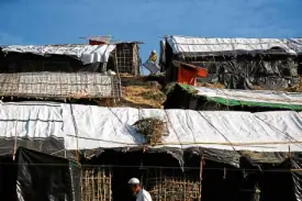  ?? —REUTERS ?? This series of photos shows the pitiful plight of Rohingya refugees as they cross Naf River with an improvised raft to reach Bangladesh on Nov. 10.