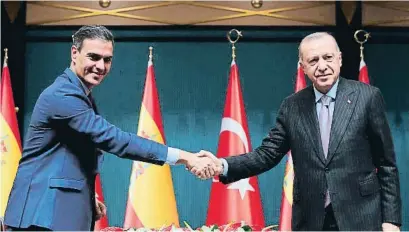  ?? MURAT KULA / EP ?? Pedro Sánchez y Recep Tayyip Erdogan, ayer en la cumbre de Ankara